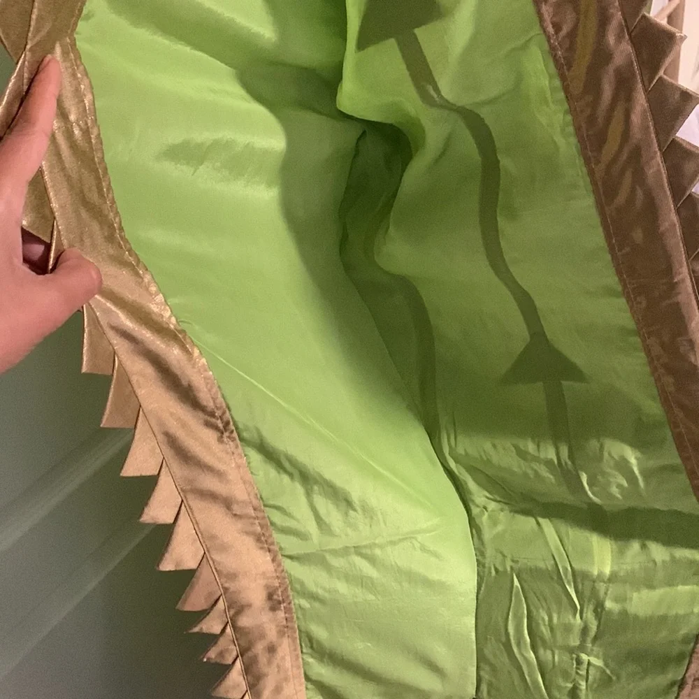 Beautiful floor length green kaftan with embroidered handmade lampi triangles. - Picture 14 of 14